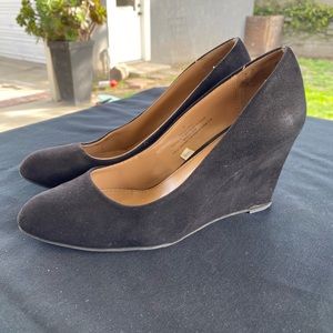 Black wedge pumps